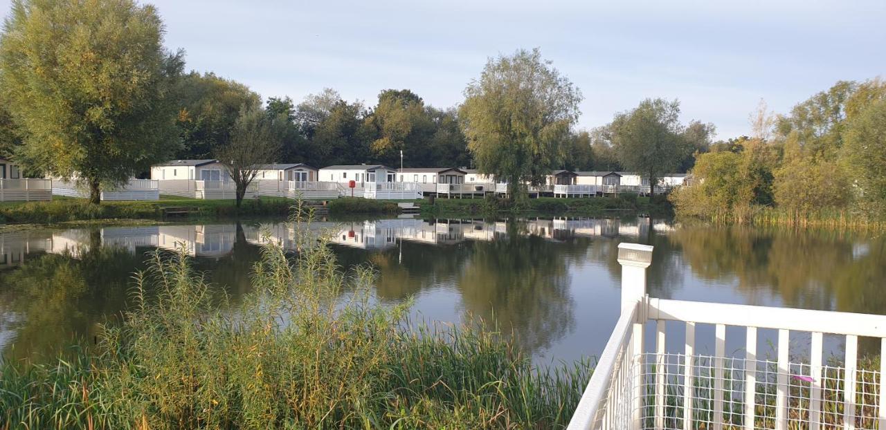 Lakeside Cotswold Holiday Home Cirencester Dış mekan fotoğraf