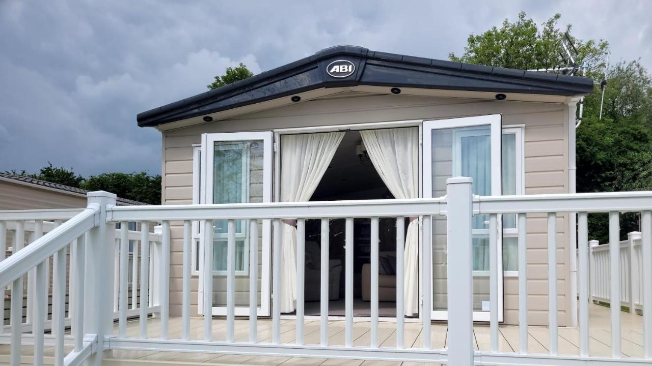 Lakeside Cotswold Holiday Home Cirencester Dış mekan fotoğraf