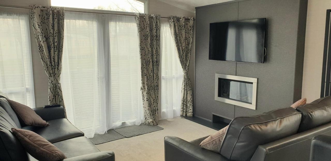 Lakeside Cotswold Holiday Home Cirencester Dış mekan fotoğraf