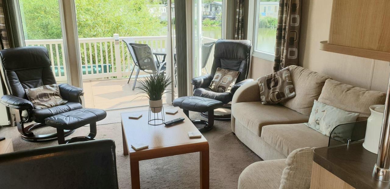 Lakeside Cotswold Holiday Home Cirencester Dış mekan fotoğraf