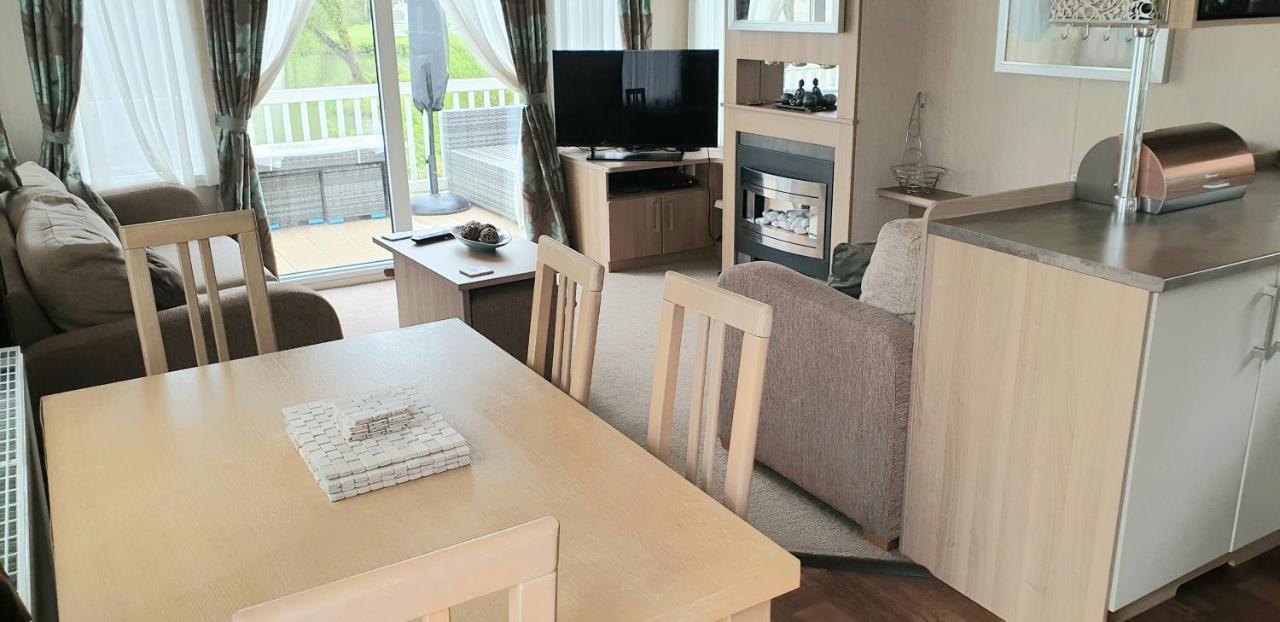Lakeside Cotswold Holiday Home Cirencester Dış mekan fotoğraf