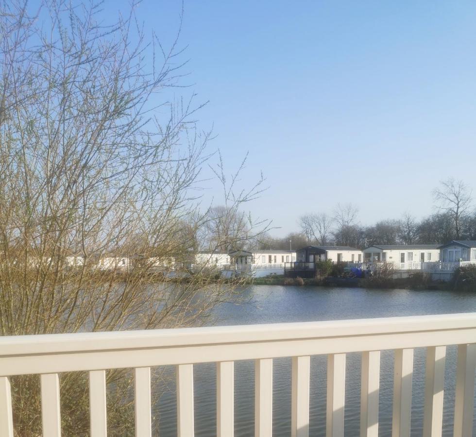 Lakeside Cotswold Holiday Home Cirencester Dış mekan fotoğraf