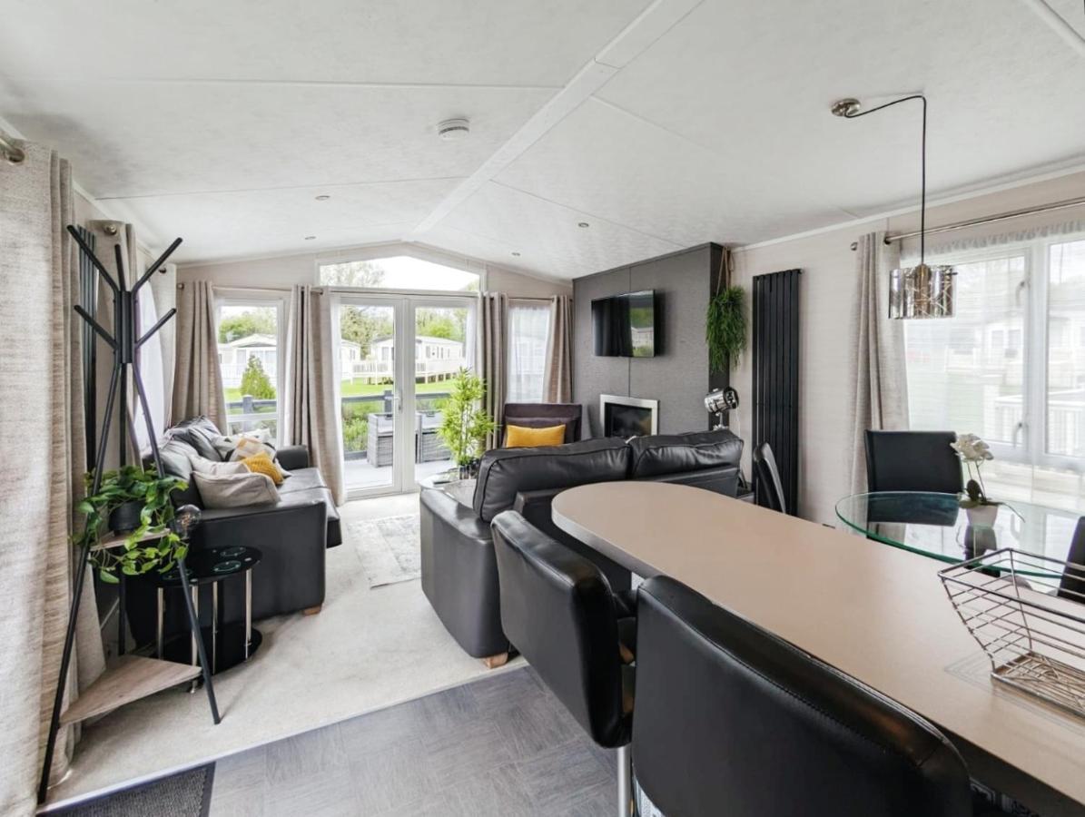 Lakeside Cotswold Holiday Home Cirencester Dış mekan fotoğraf
